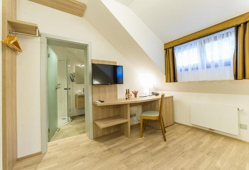 Garni Hotel Castle Bridge