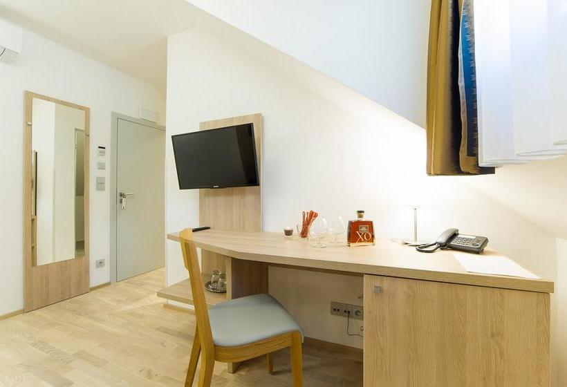 Garni Hotel Castle Bridge