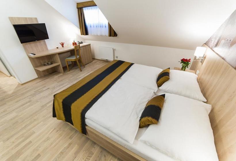 Garni Hotel Castle Bridge