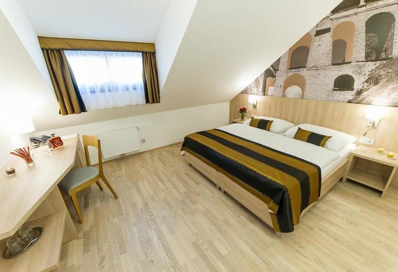 Garni Hotel Castle Bridge