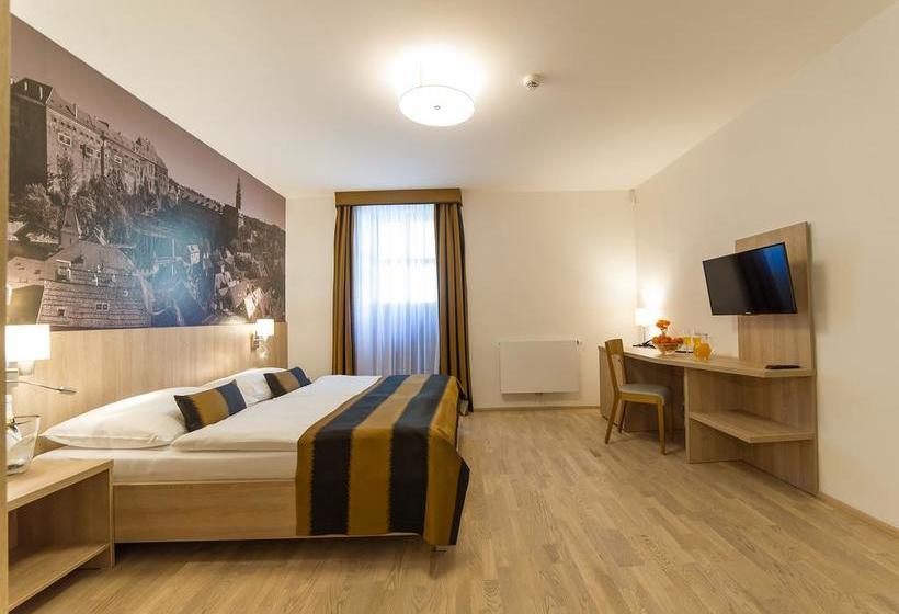 Garni Hotel Castle Bridge