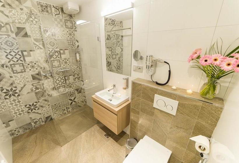 Garni Hotel Castle Bridge