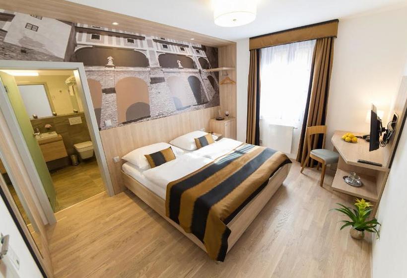 Garni Hotel Castle Bridge