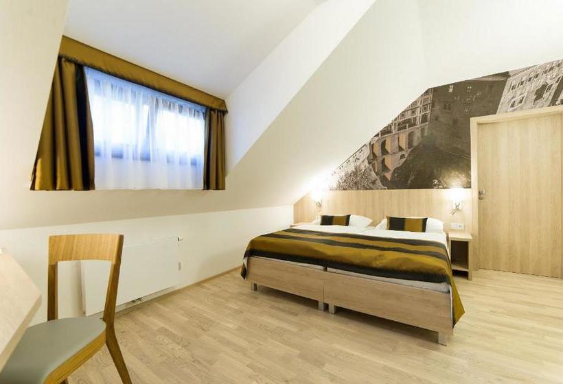 Garni Hotel Castle Bridge