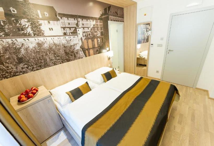 Garni Hotel Castle Bridge