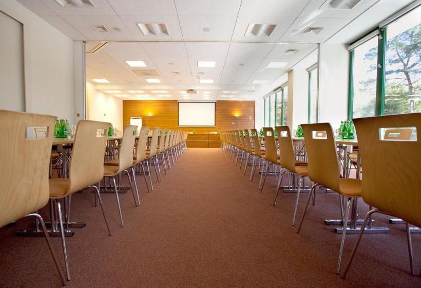 فندق Green Park Conference Centre