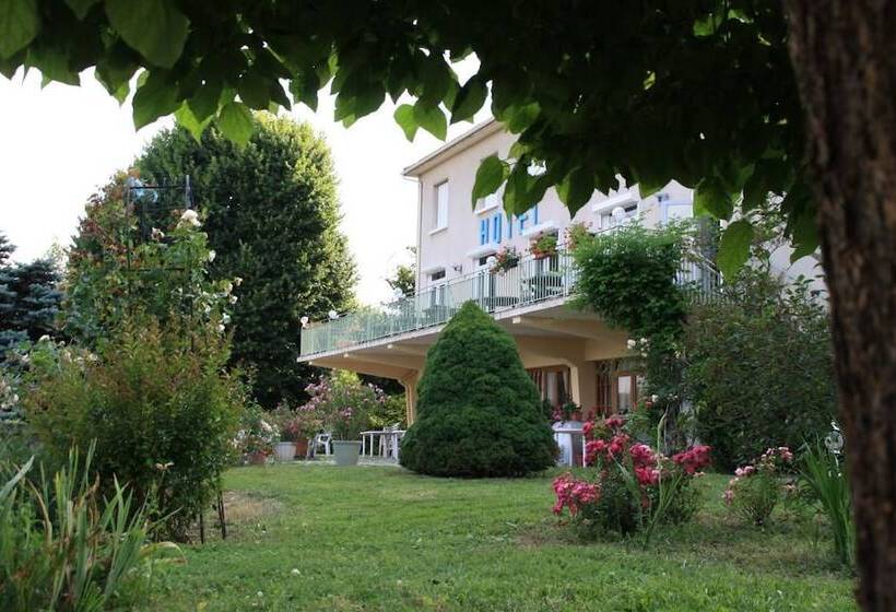 בית מלון כפרי Le Chalet Fleuri