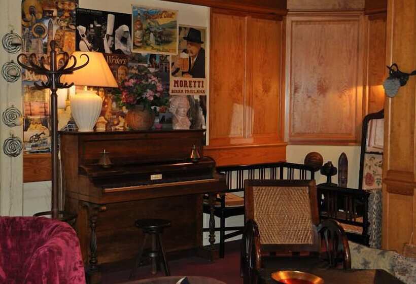 Отель Le Vieux Carre