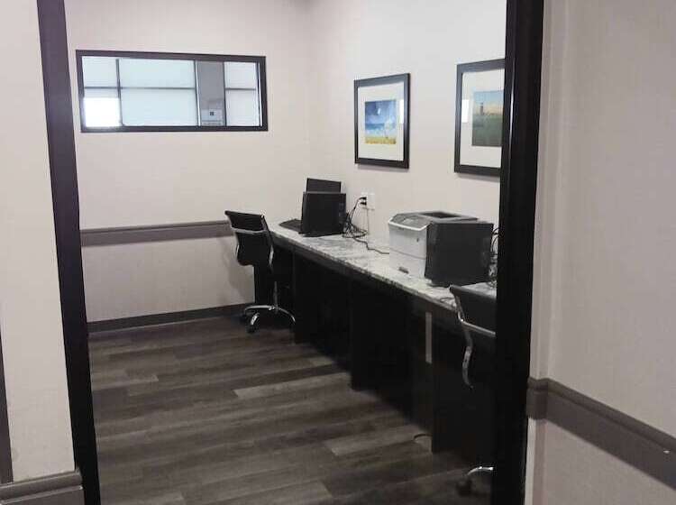 هتل Park Inn By Radisson Edmonton Airport