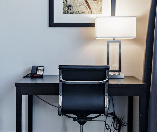 هتل Park Inn By Radisson Edmonton Airport