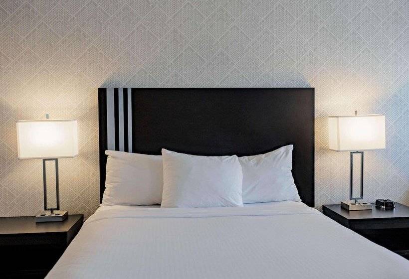 فندق Park Inn By Radisson Edmonton Airport