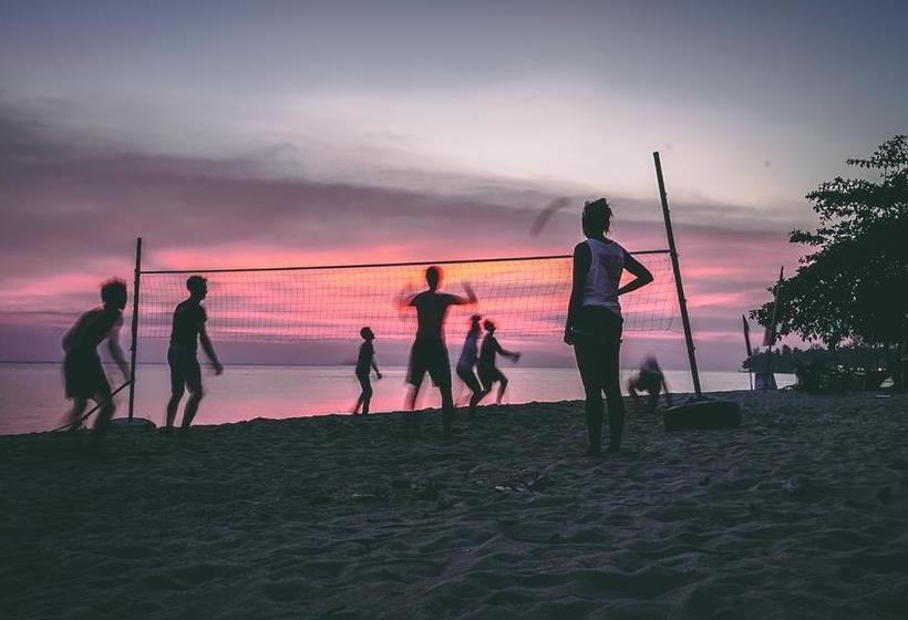 Dancing Elephant Beach Club Hostel