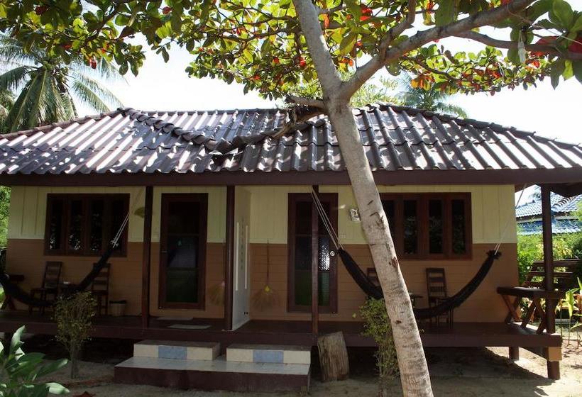 Dancing Elephant Beach Club Hostel