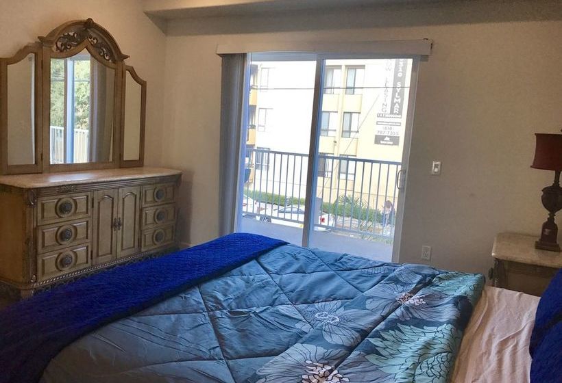 Fully Furnished Apartments near Hollywood