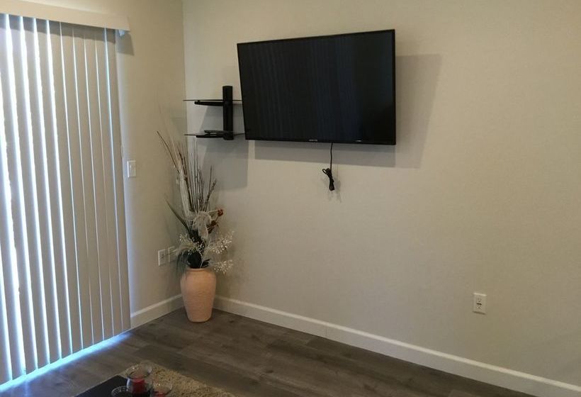 Fully Furnished Apartments near Hollywood