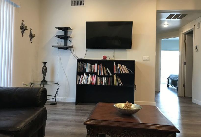 Fully Furnished Apartments near Hollywood