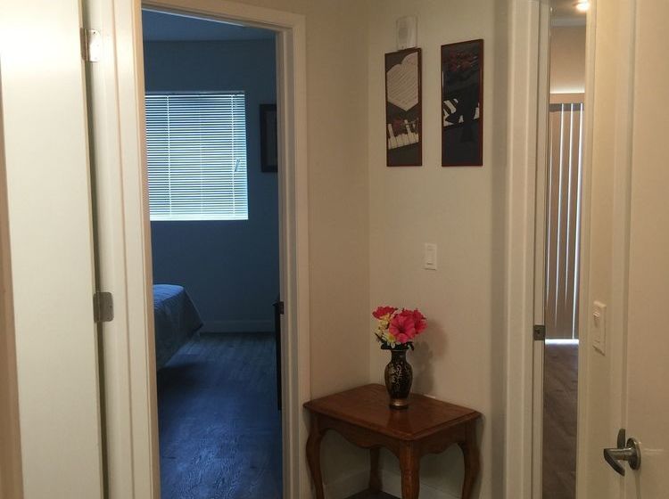 Fully Furnished Apartments near Hollywood