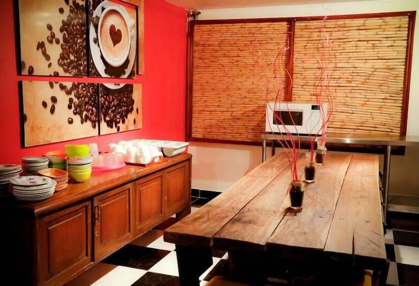 Отель Blue House Youth Hostel