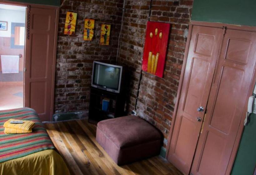 Отель Blue House Youth Hostel