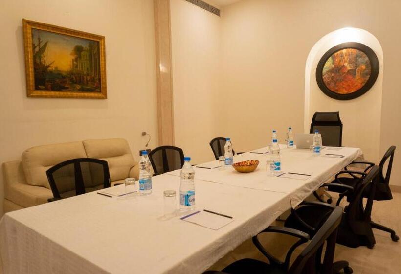 فندق Green Castle