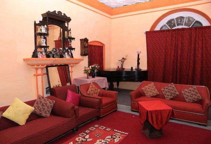 Prince Hotel Mallroad