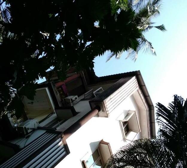 Отель Sunny Holiday Inn