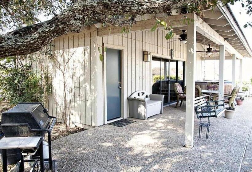 Live Oaks Bed And Breakfast