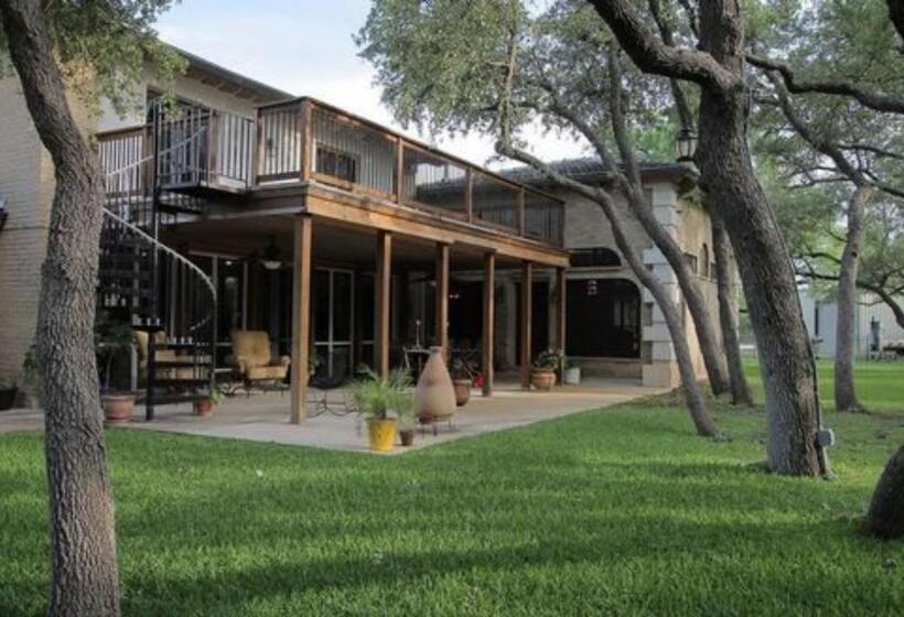 Live Oaks Bed And Breakfast