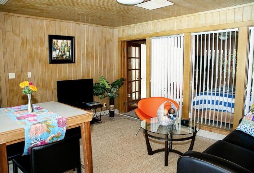 Live Oaks Bed And Breakfast