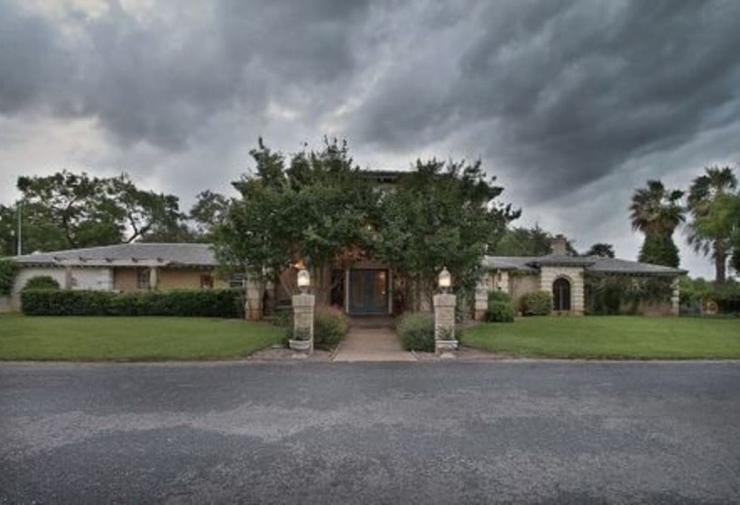 Live Oaks Bed And Breakfast