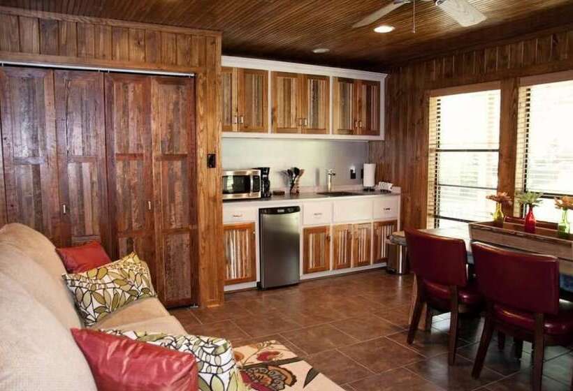 Live Oaks Bed And Breakfast