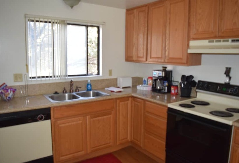 Mactavish Court Townhomes