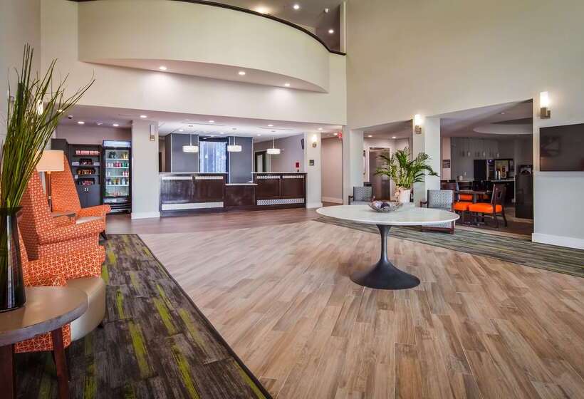 Отель Best Western Plus Bay City Inn & Suites
