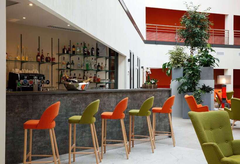 هتل Best Western Plus Hôtel Escapade Senlis