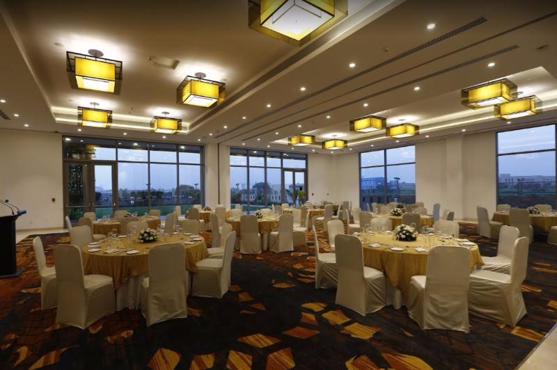 호텔 Courtyard By Marriott Surat