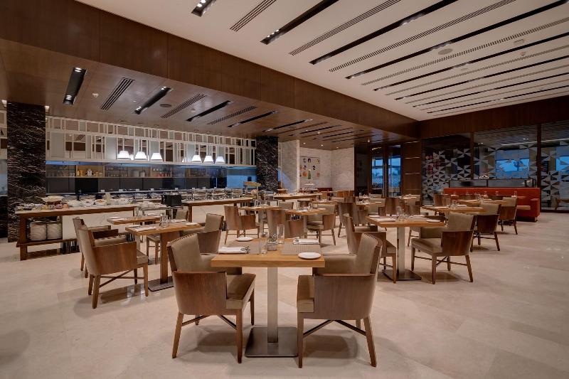 호텔 Courtyard By Marriott Surat