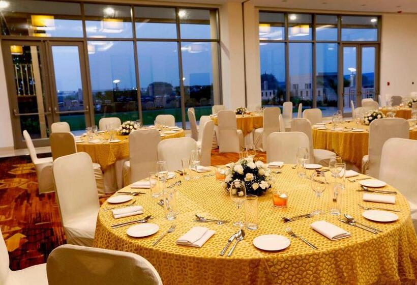 호텔 Courtyard By Marriott Surat