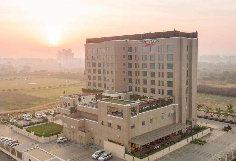 호텔 Courtyard By Marriott Surat