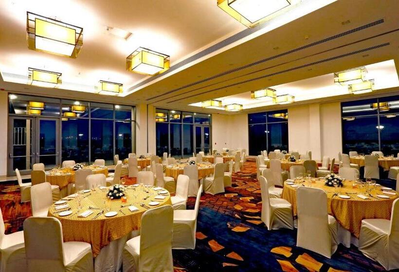 호텔 Courtyard By Marriott Surat