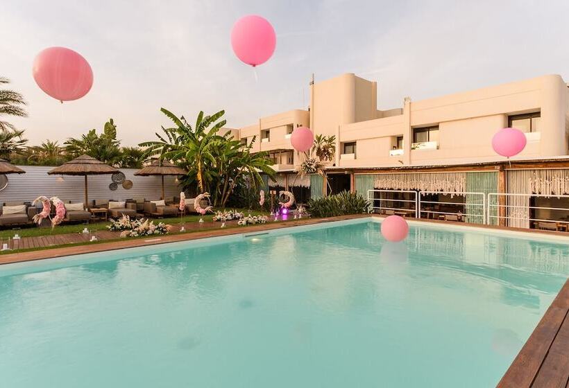 فندق Cumeja Beach Club &