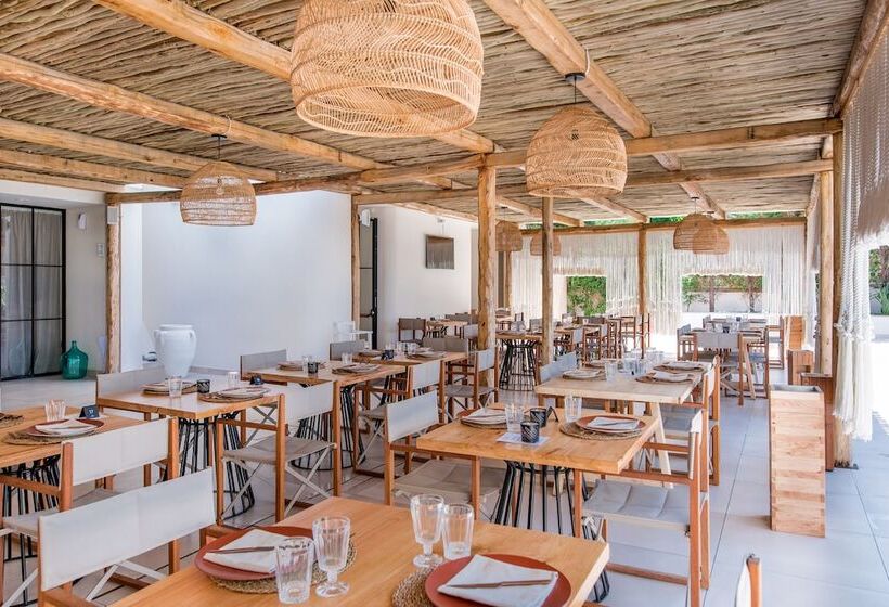 فندق Cumeja Beach Club &