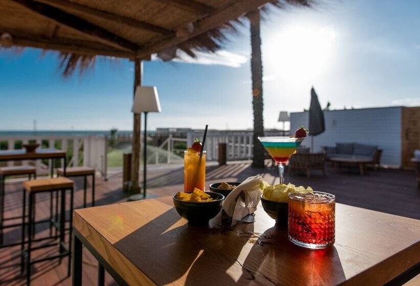 فندق Cumeja Beach Club &