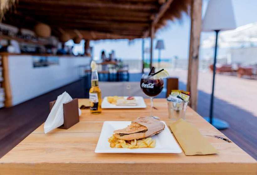 فندق Cumeja Beach Club &