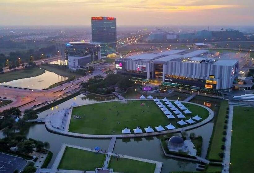 Отель De Houz Trefoil Setia Alam Home Stay