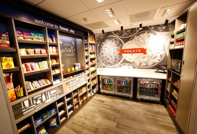 Отель Hampton Inn & Suites Forest City