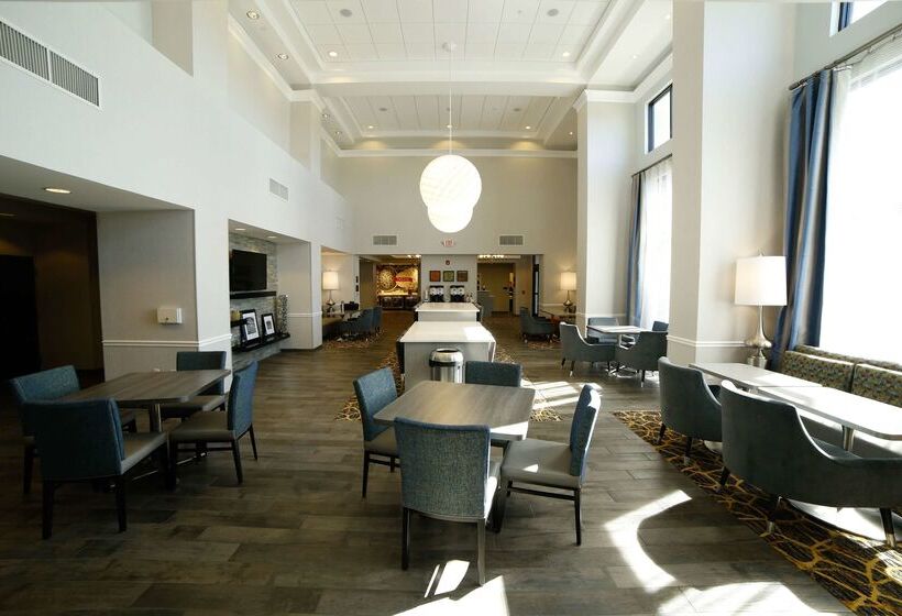 Отель Hampton Inn & Suites Forest City