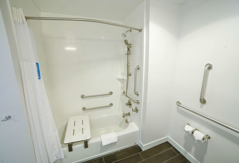 Отель Hampton Inn & Suites Forest City