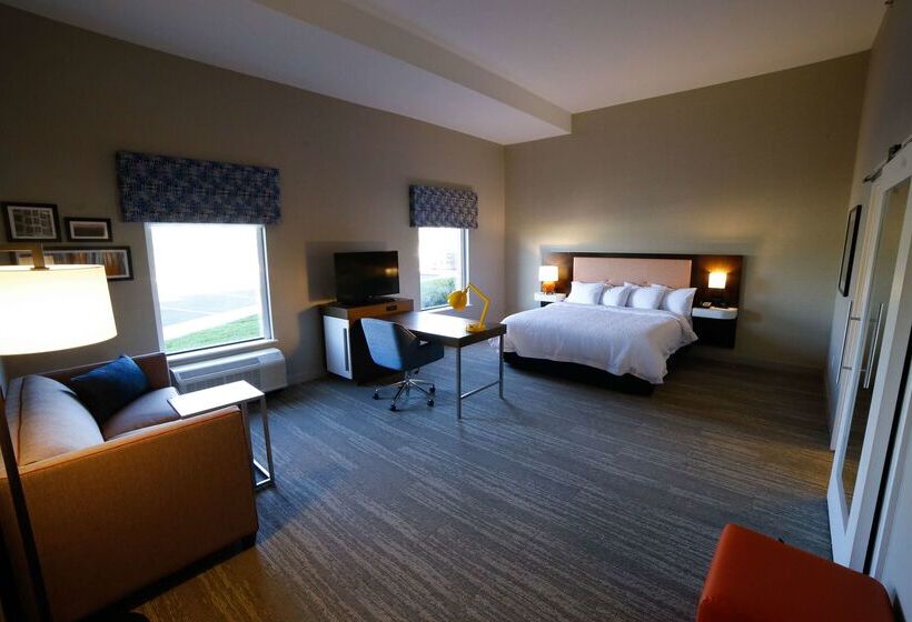 Отель Hampton Inn & Suites Forest City