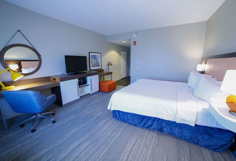 Отель Hampton Inn & Suites Forest City