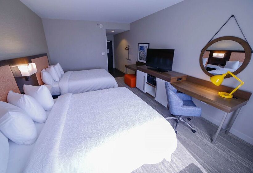 Отель Hampton Inn & Suites Forest City